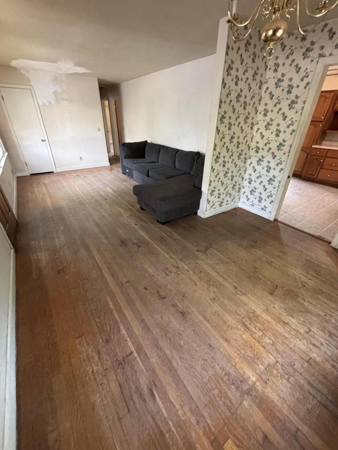 810 E Riverside DR - Photo 3