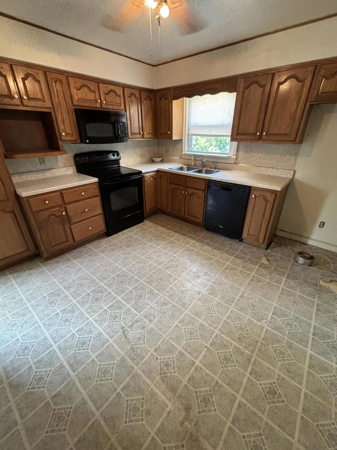 810 E Riverside DR - Photo 5