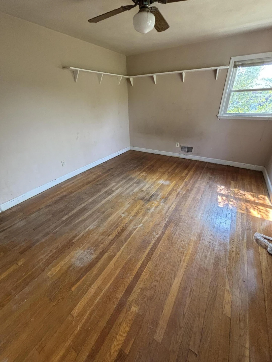 810 E Riverside DR - Photo 8