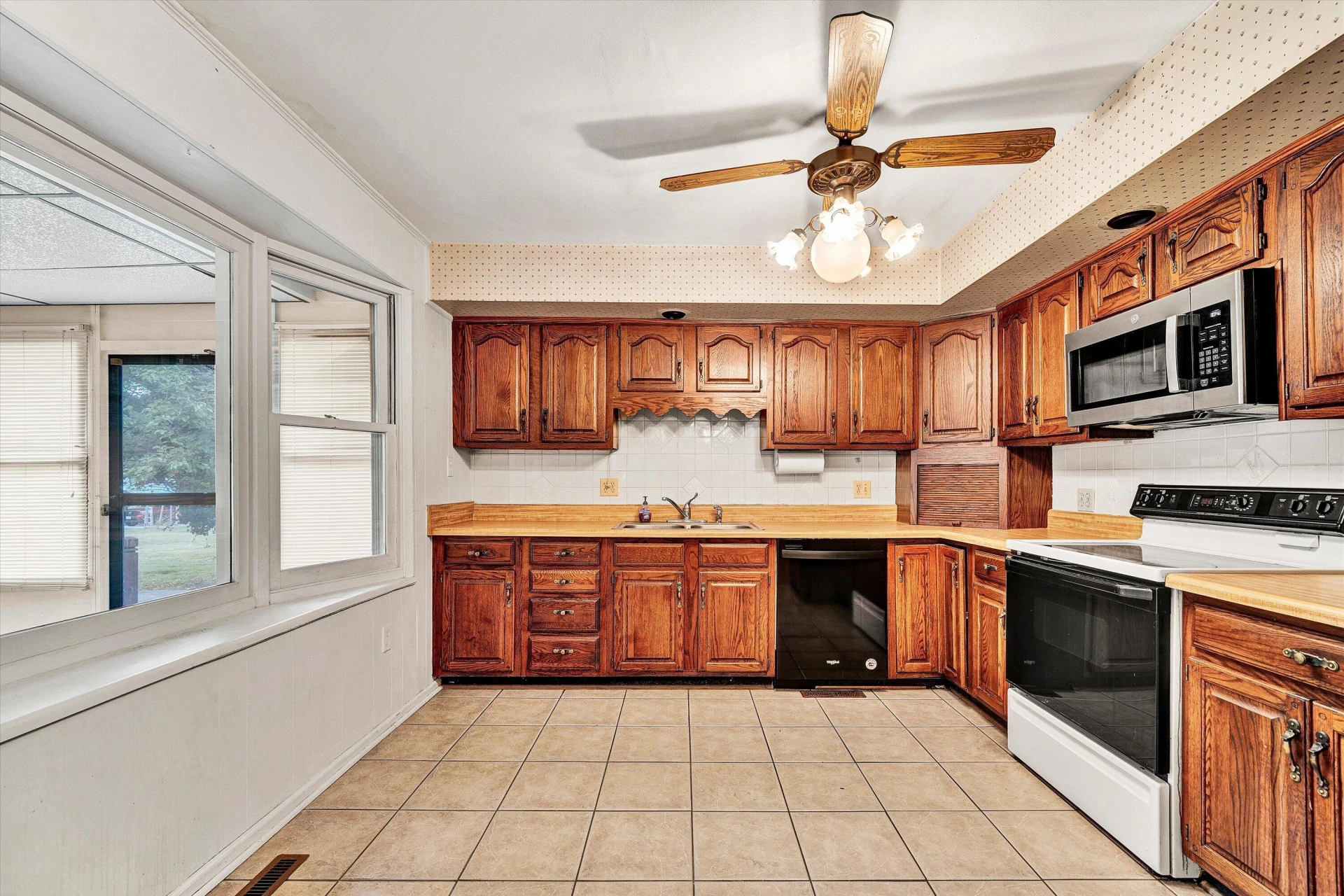 216 Poplar AVE - Photo 11