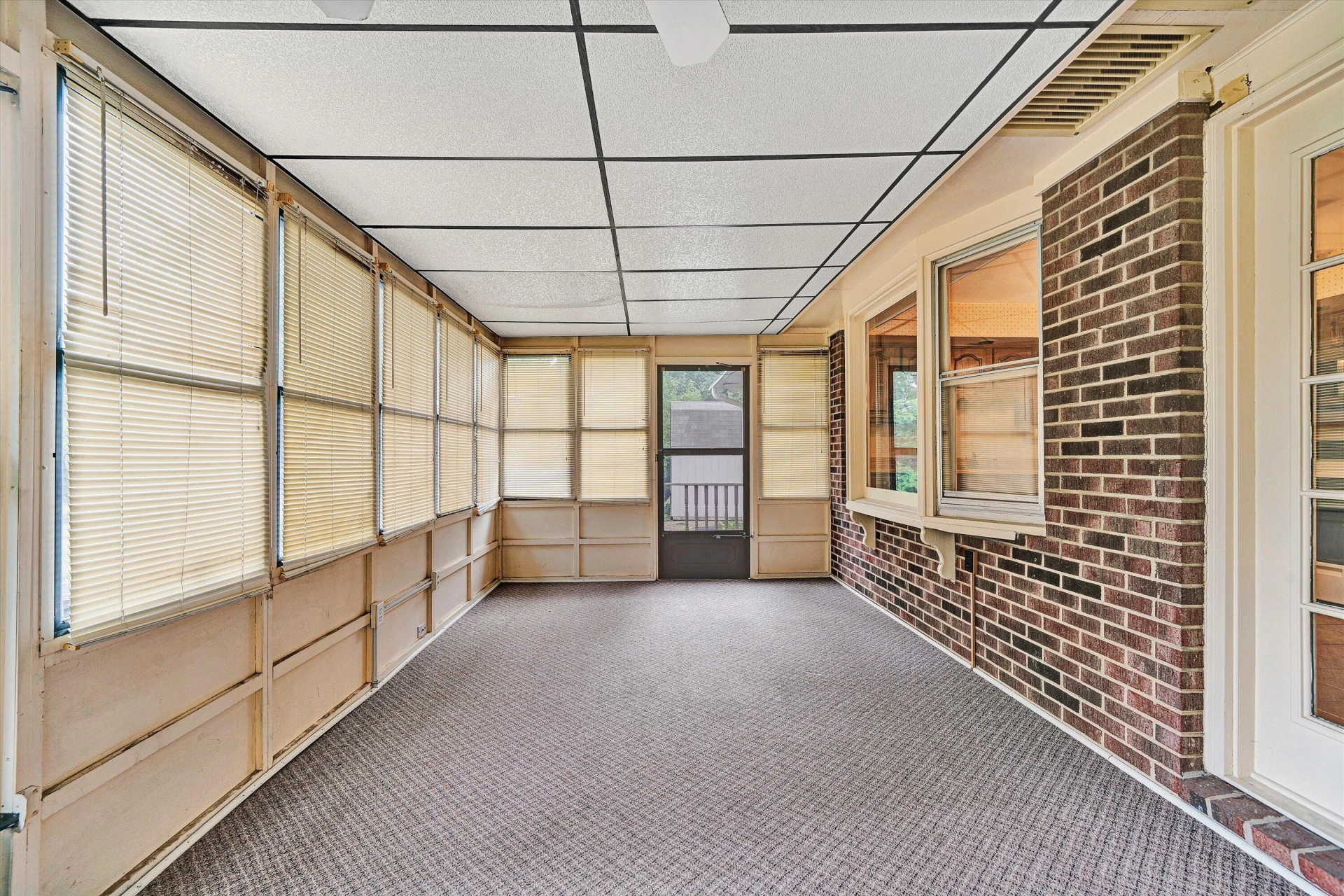216 Poplar AVE - Photo 13