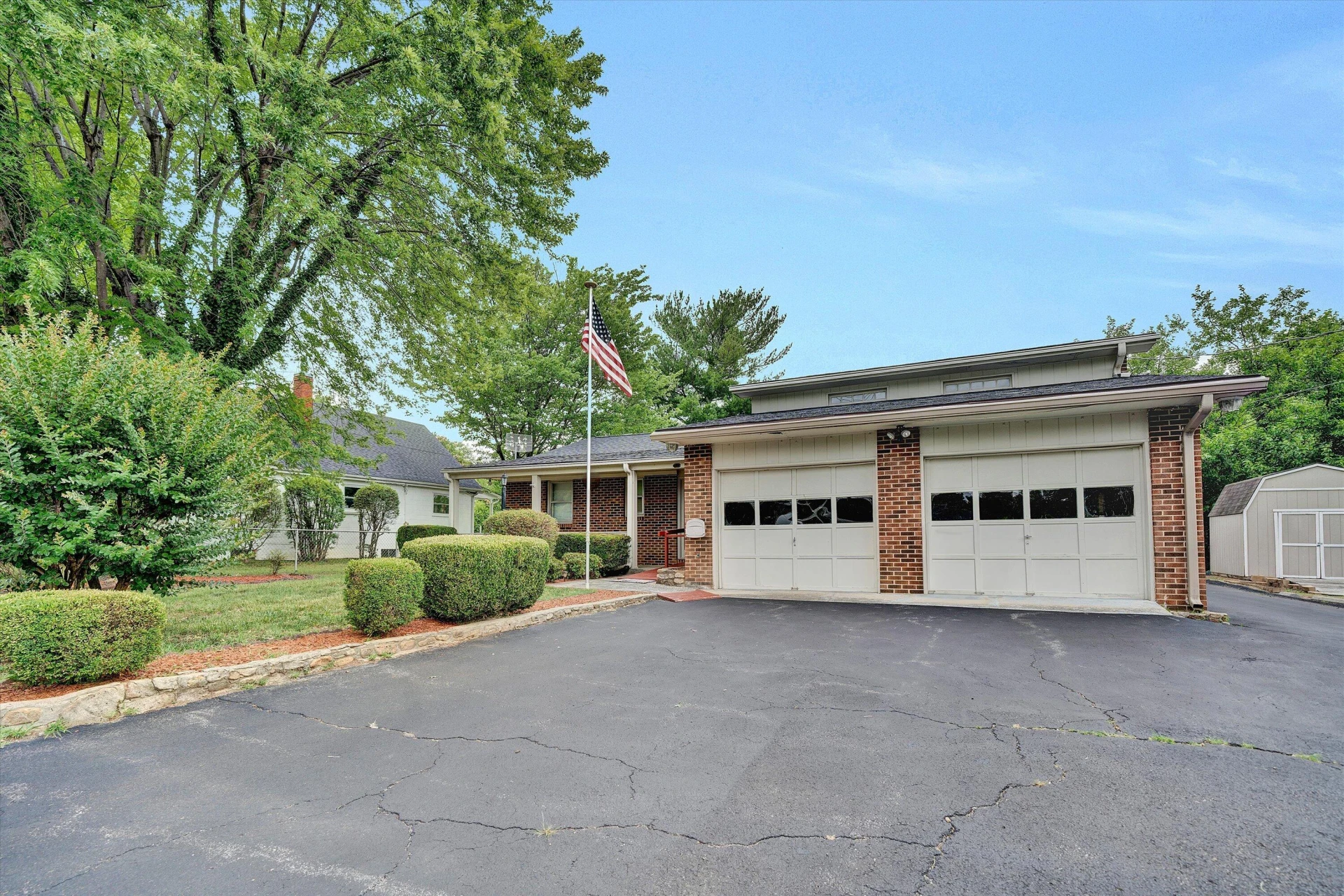 216 Poplar AVE - Photo 2