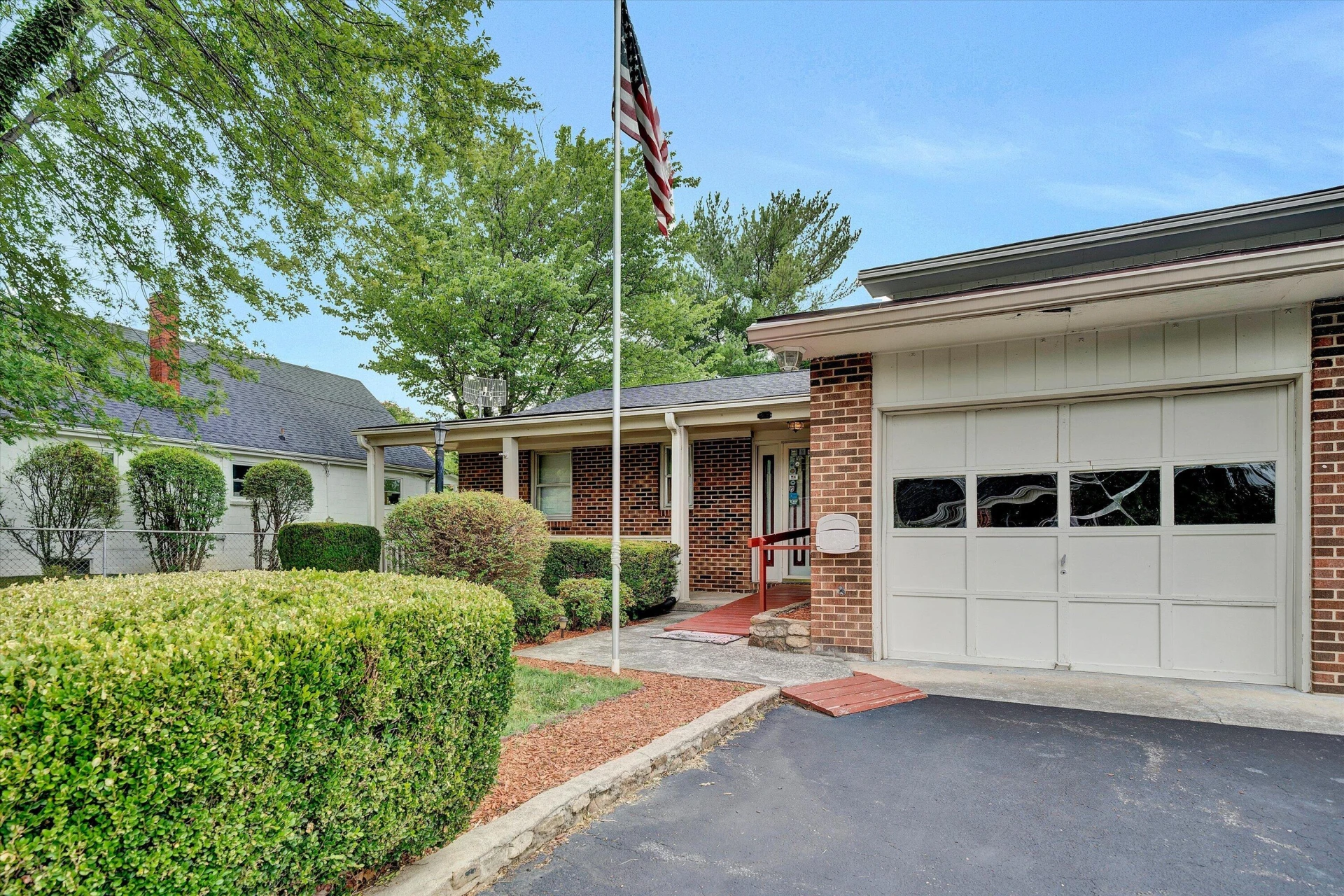 216 Poplar AVE - Photo 3