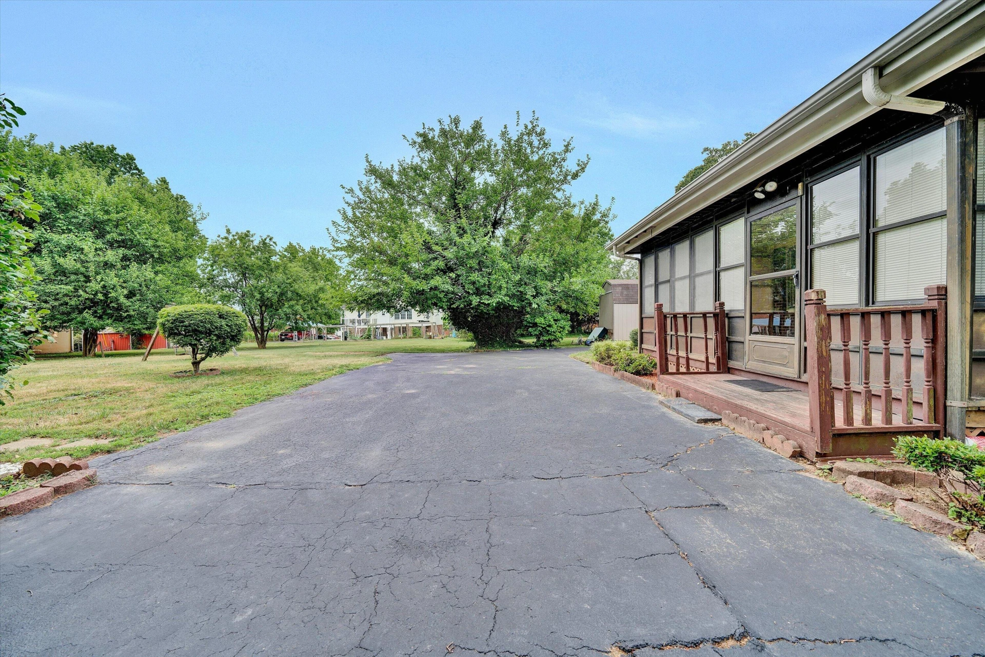 216 Poplar AVE - Photo 32