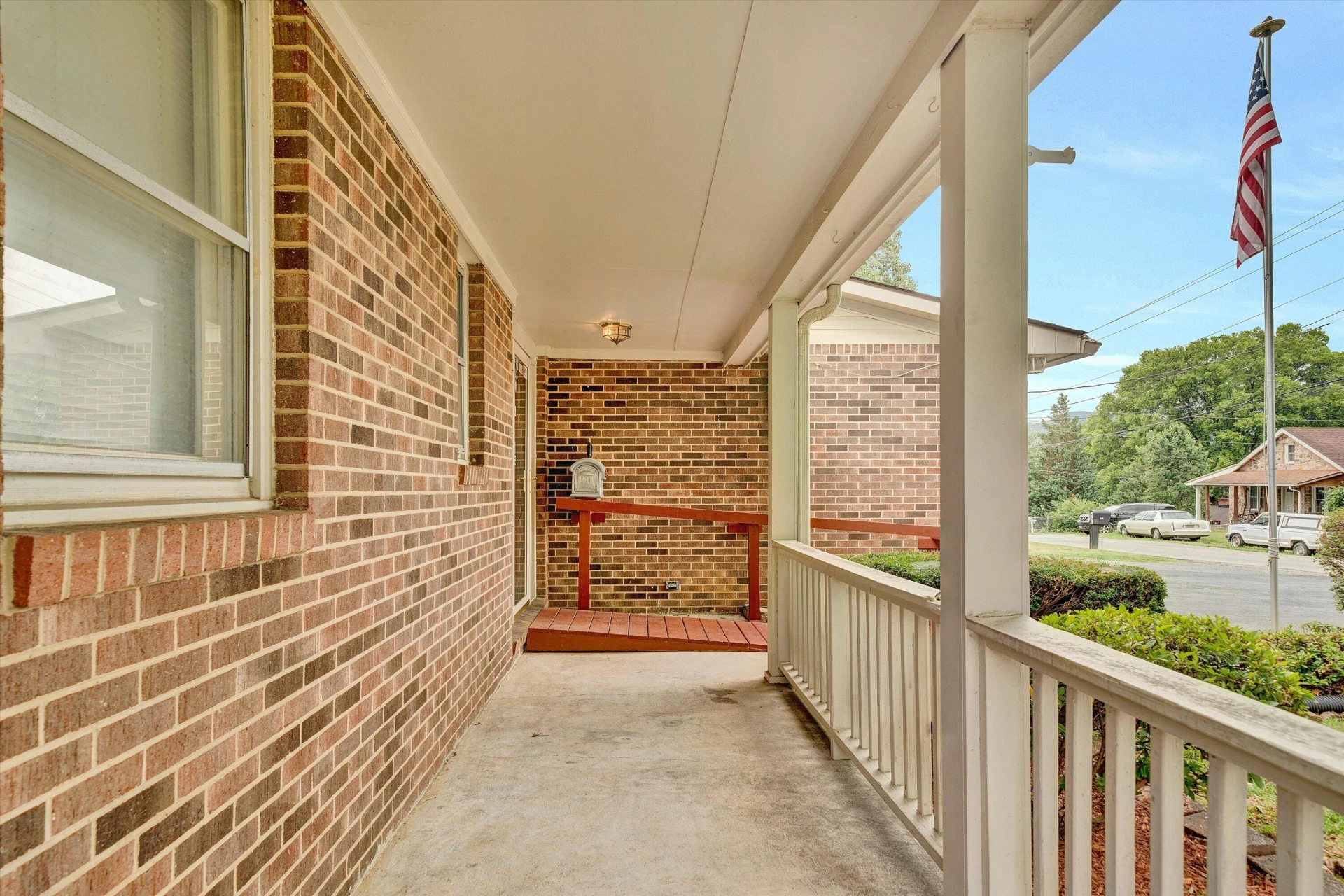 216 Poplar AVE - Photo 4