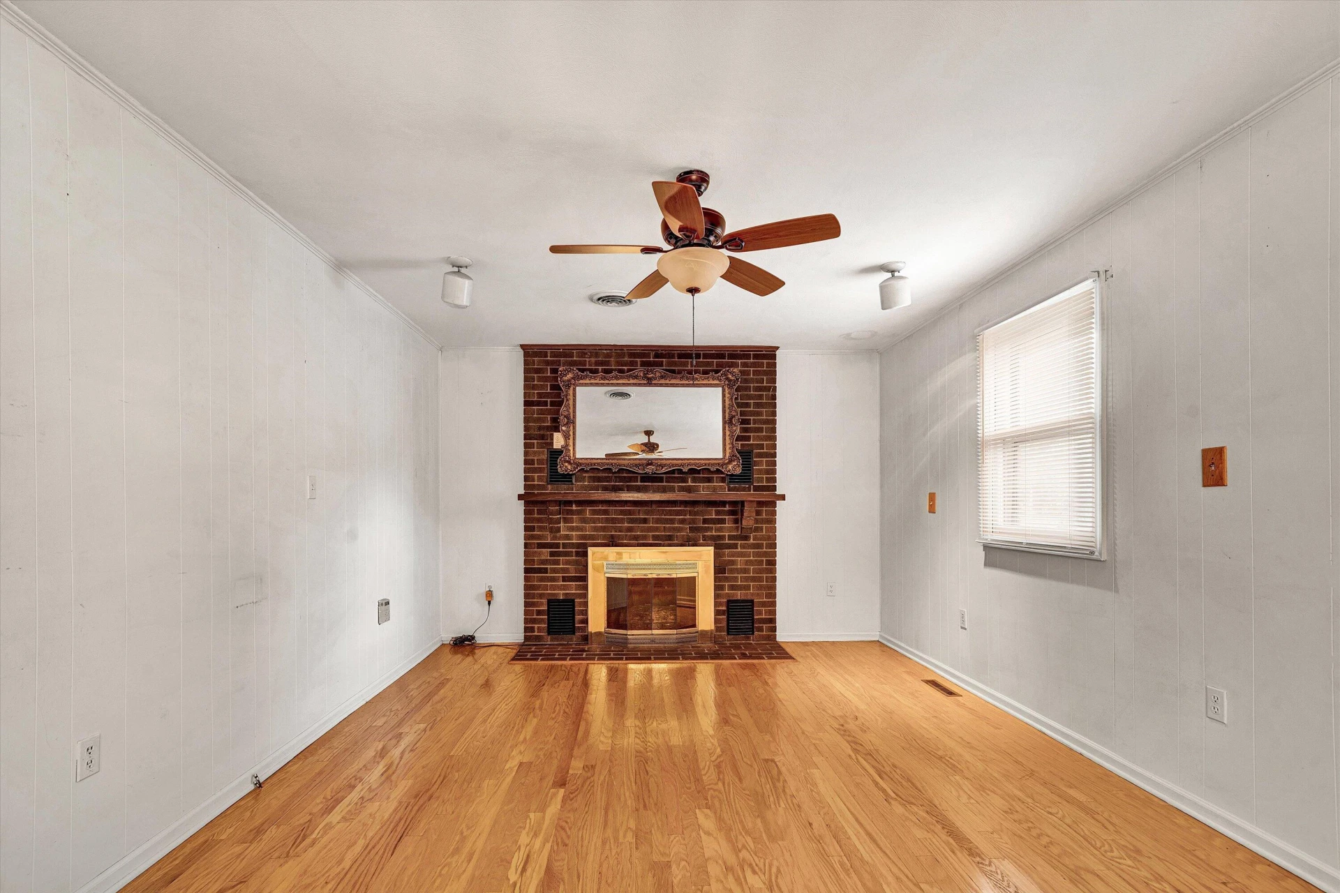 216 Poplar AVE - Photo 9