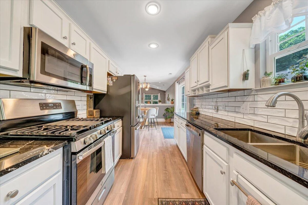 3310 Belle AVE NE - Photo 16