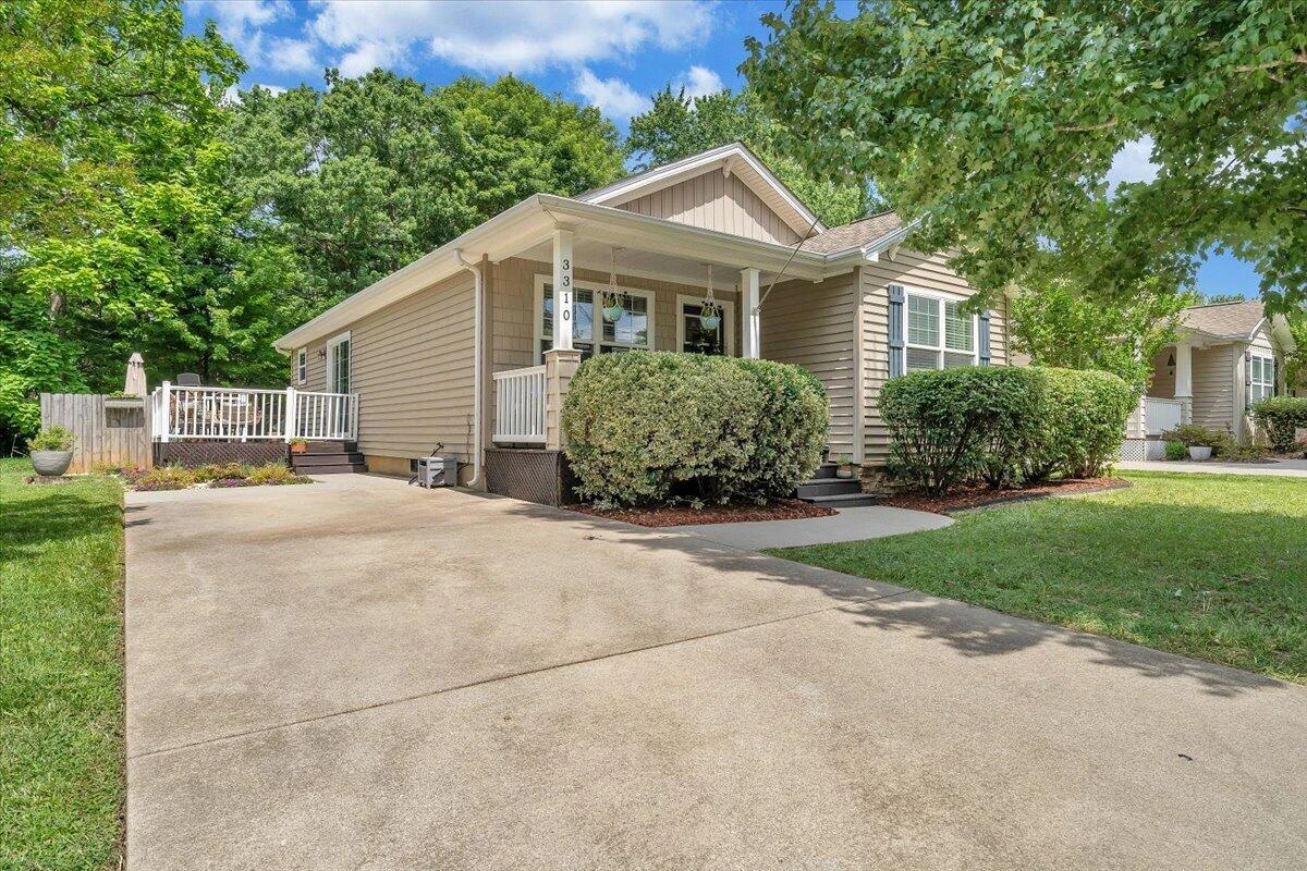 3310 Belle AVE NE - Photo 3