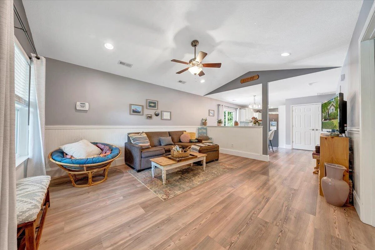 3310 Belle AVE NE - Photo 4