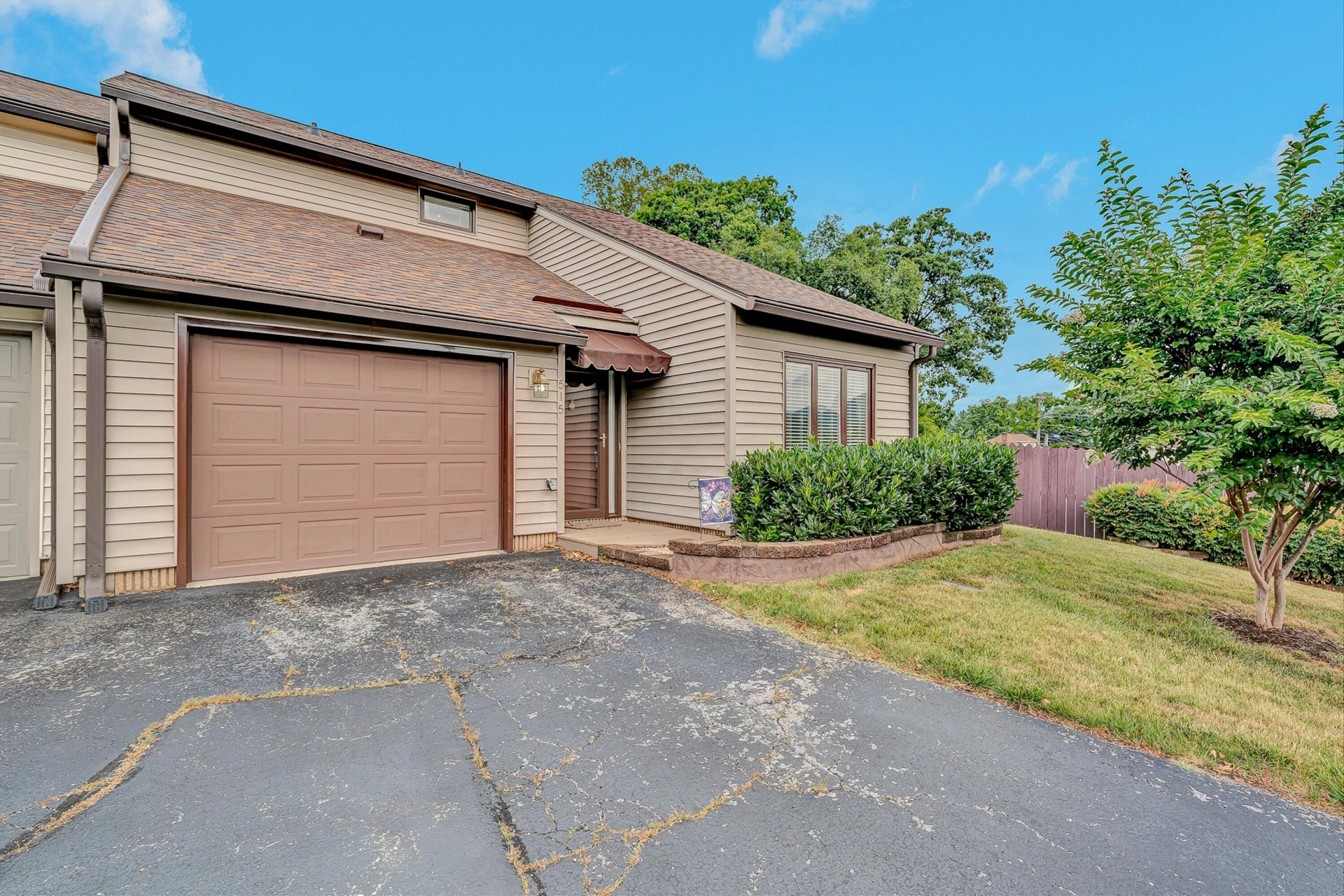 515 Dillon DR - Photo 2