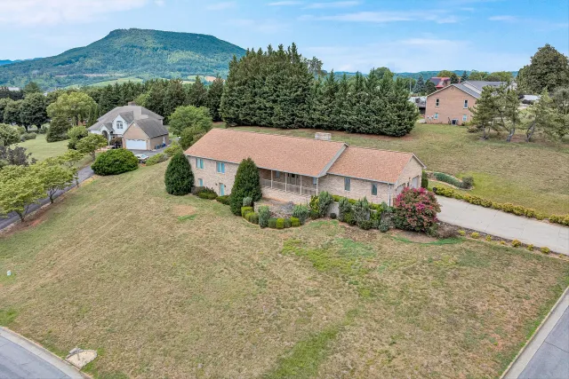 453 Highland DR