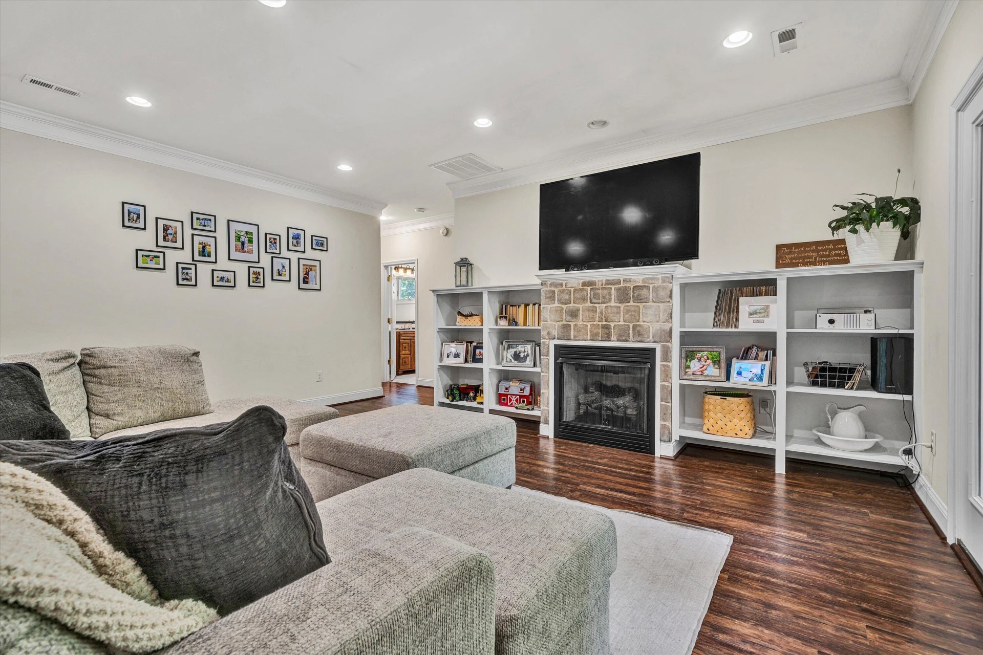 4851 Colonial AVE - Photo 8