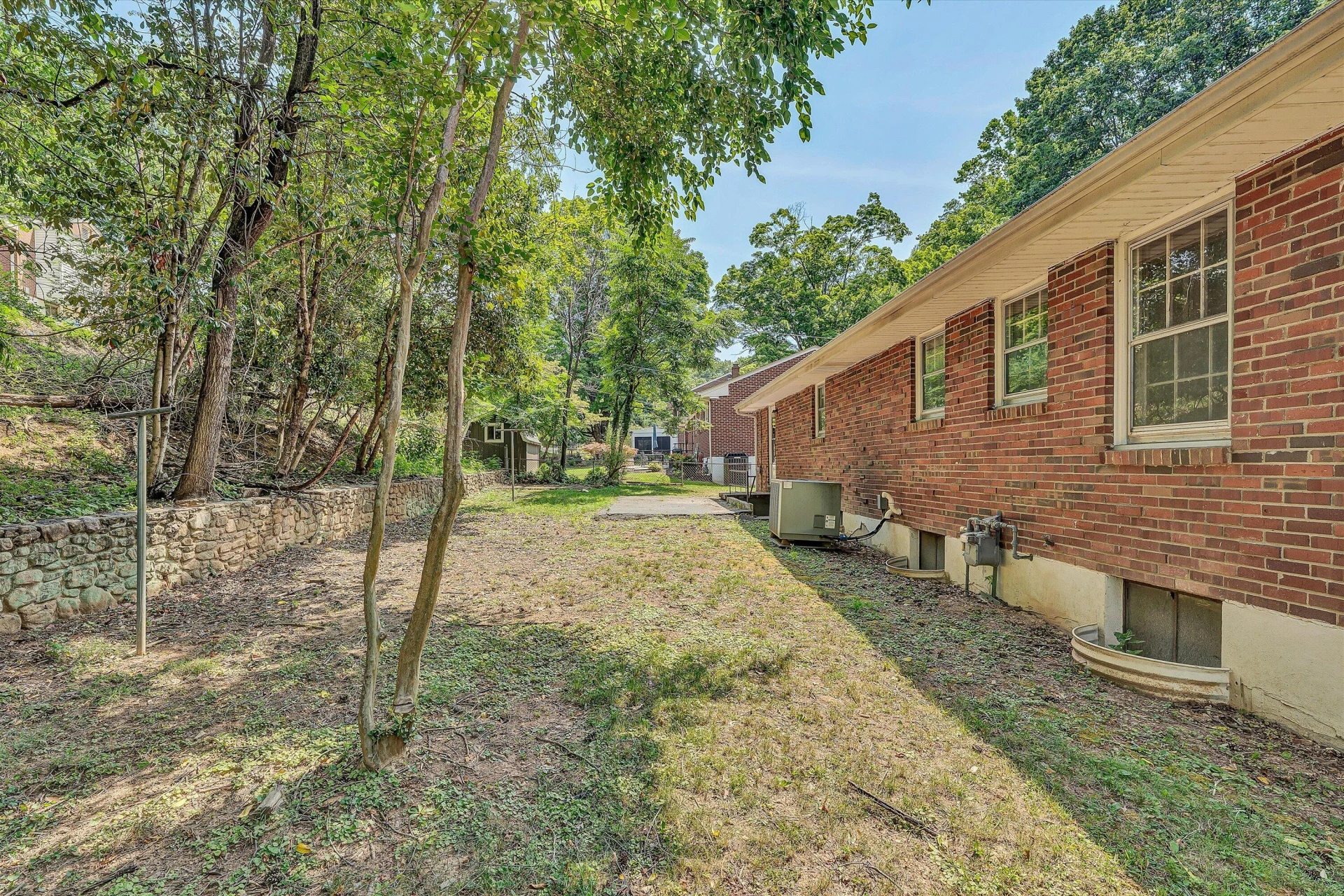 2758 Beverly BLVD SW - Photo 17