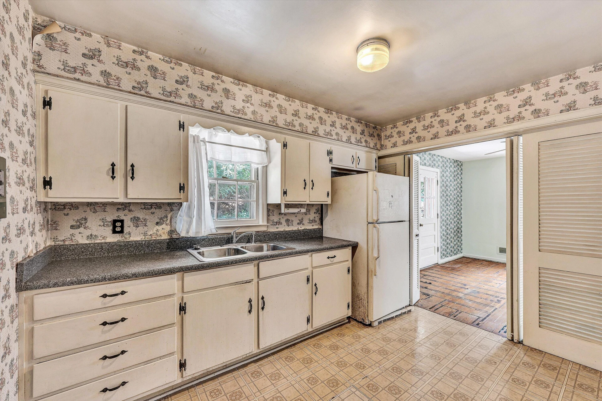 2758 Beverly BLVD SW - Photo 6