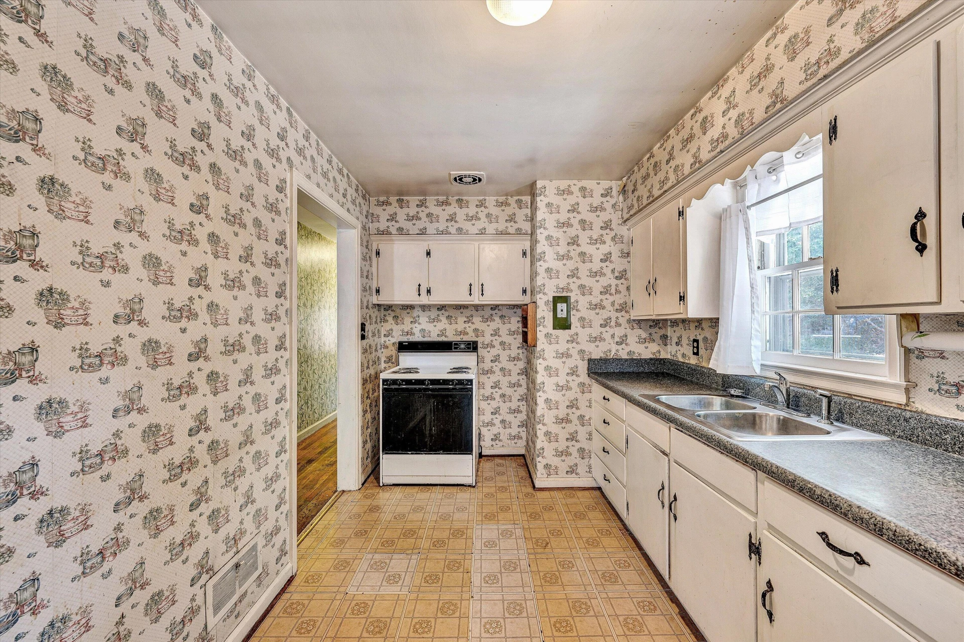 2758 Beverly BLVD SW - Photo 7