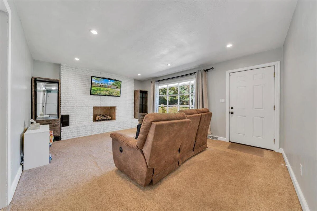 3101 Kershaw RD NW - Photo 4