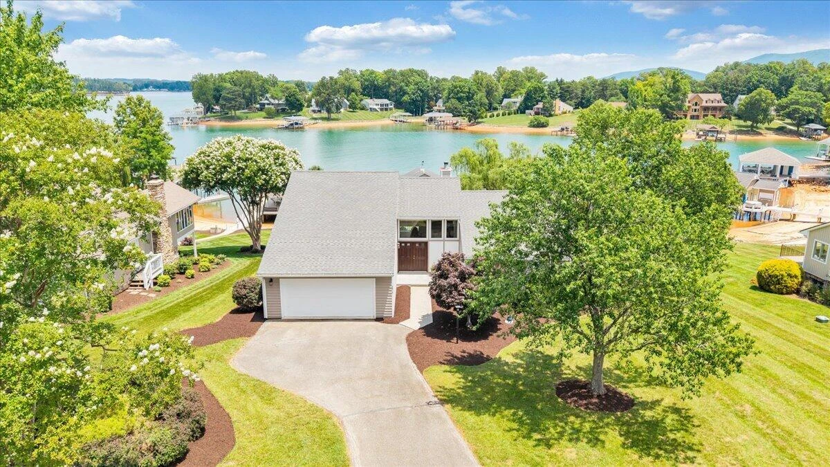 2810 Waters Edge DR