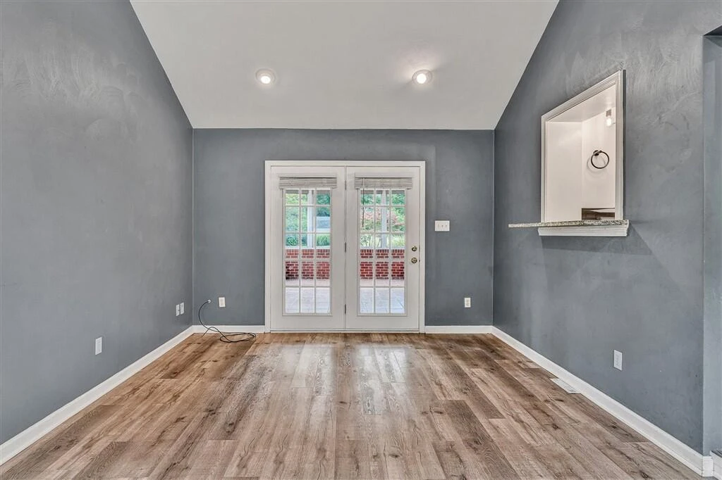 920 Tremont RD - Photo 11