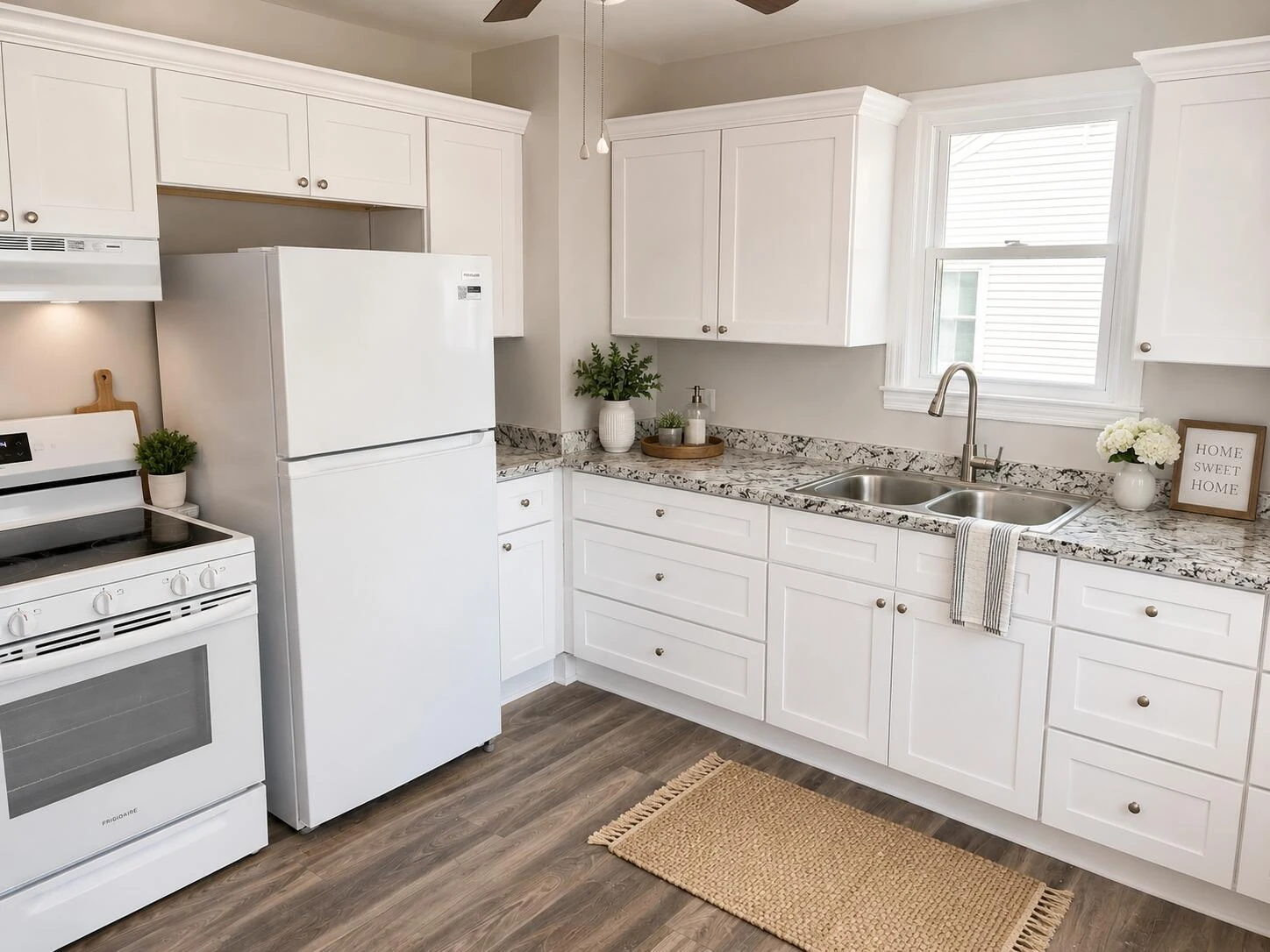 318 Fleming AVE NE - Photo 4