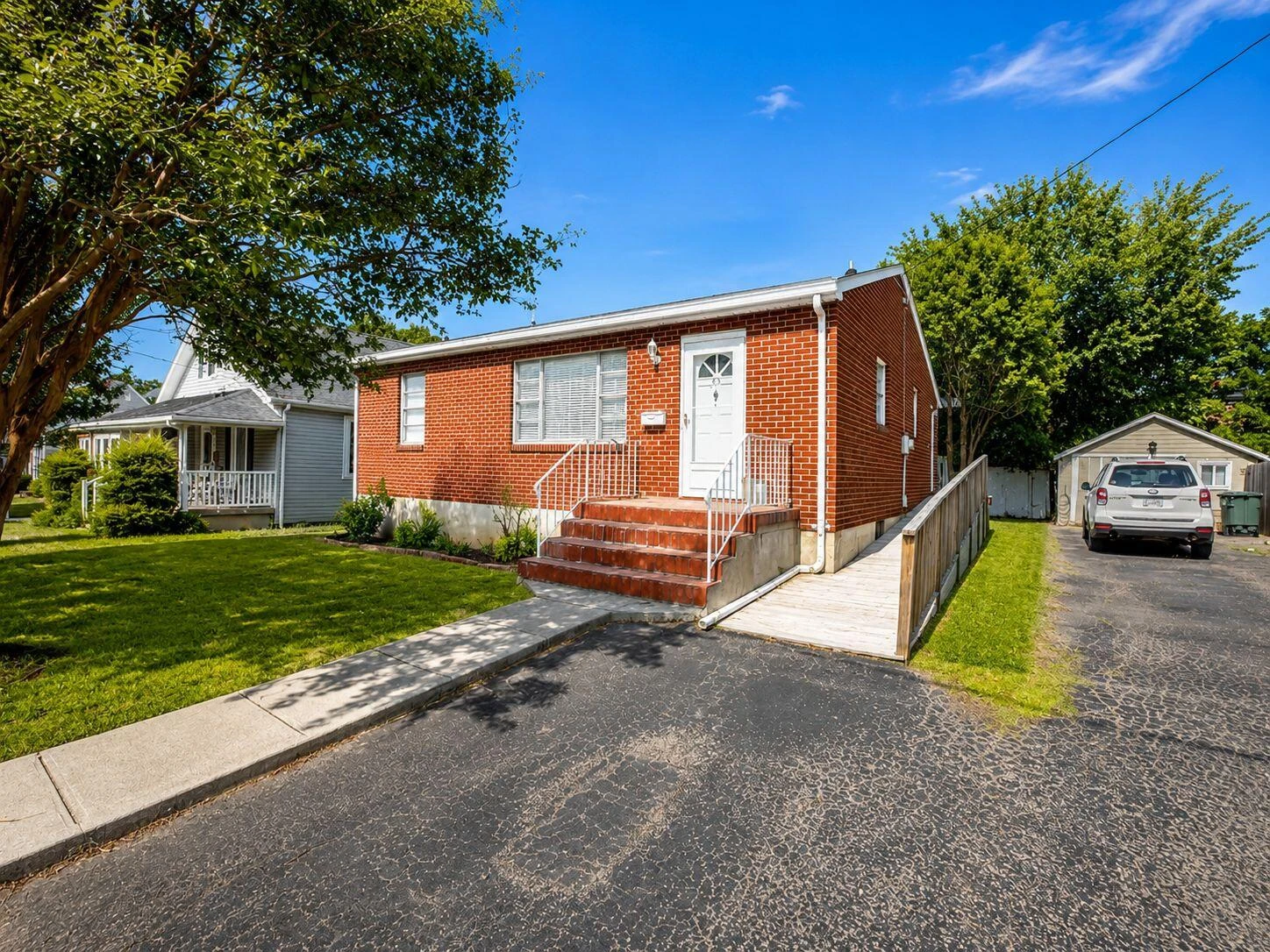 425 Goodwin AVE - Photo 2