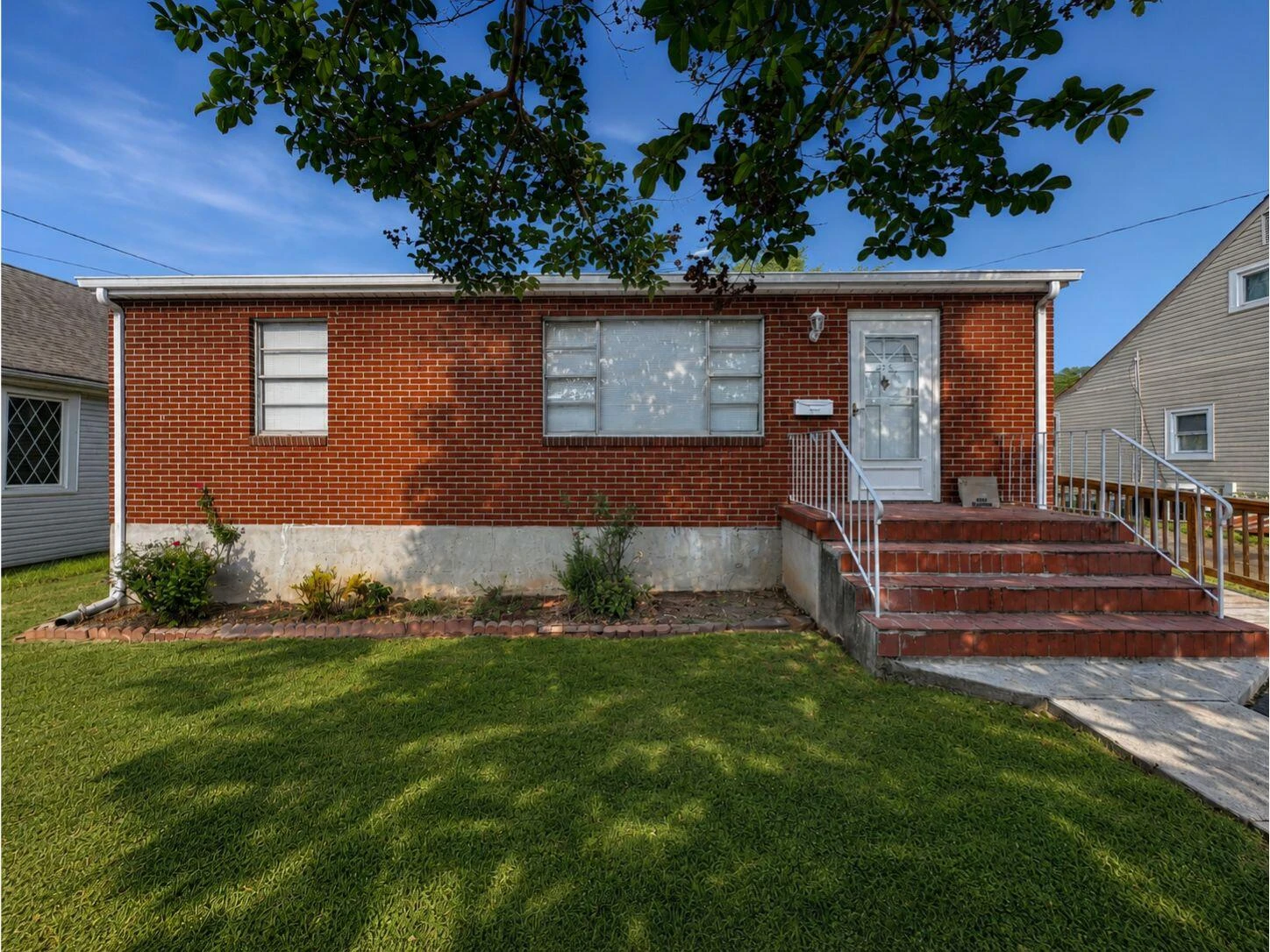 425 Goodwin AVE - Photo 3