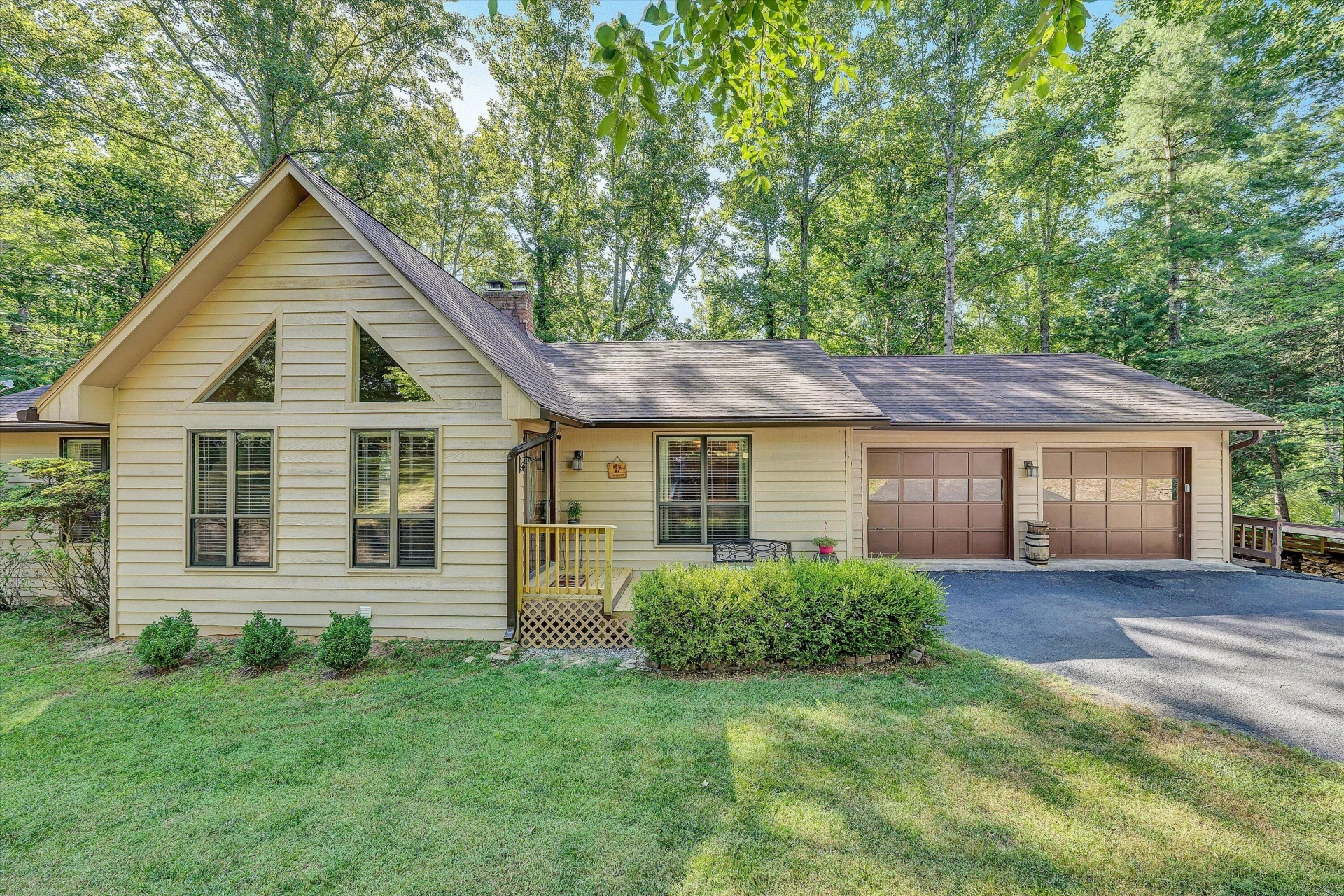 400 W Beaver Dam CT - Photo 2