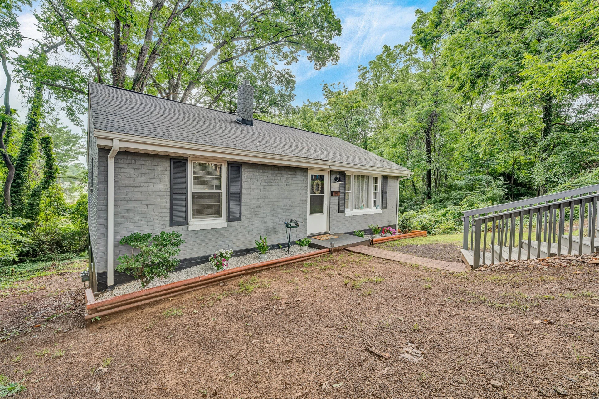 32 Hillcrest AVE NE