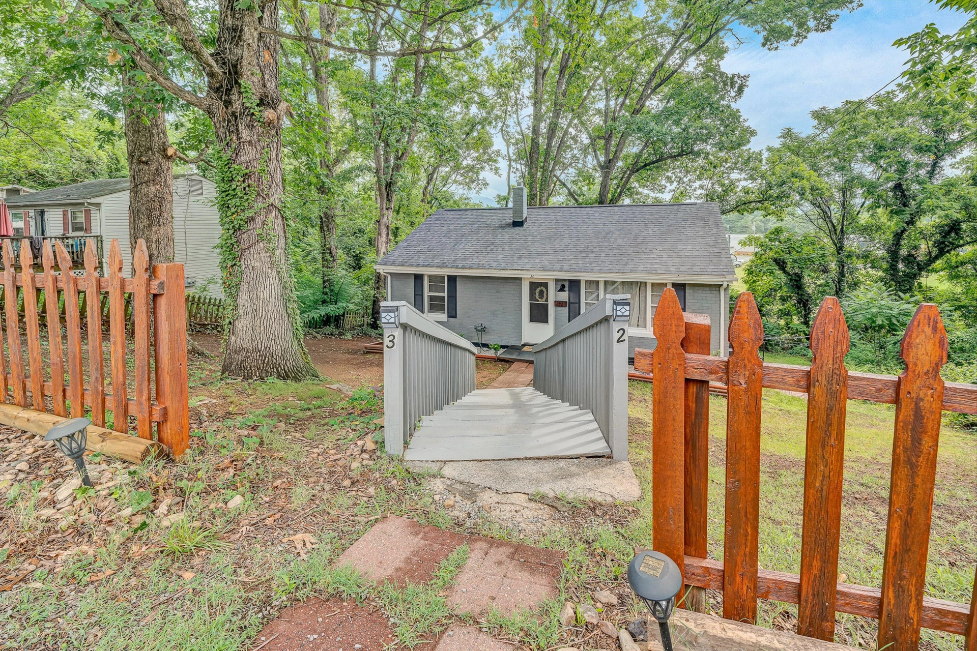 32 Hillcrest AVE NE - Photo 2
