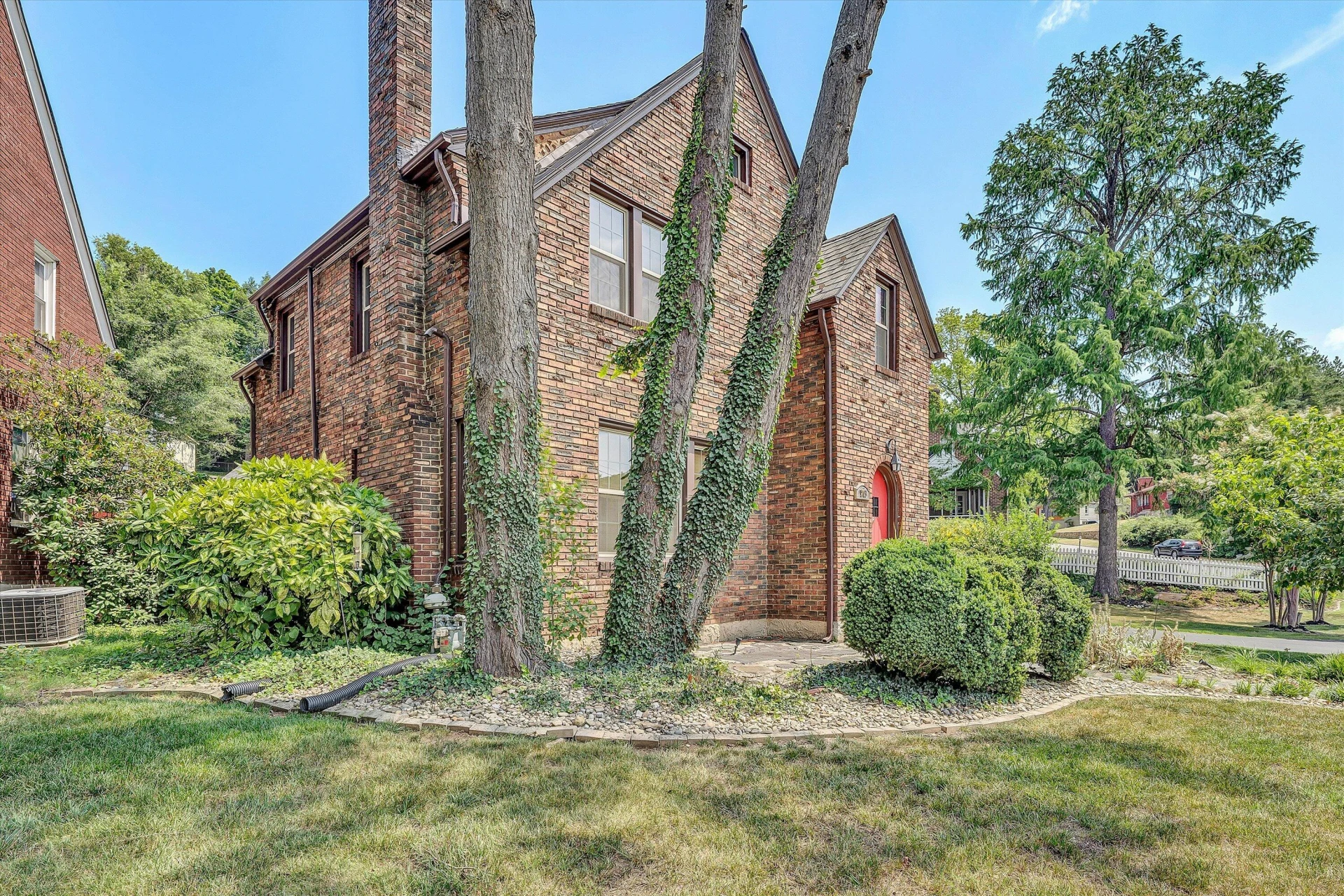 1703 Brandon AVE SW - Photo 3