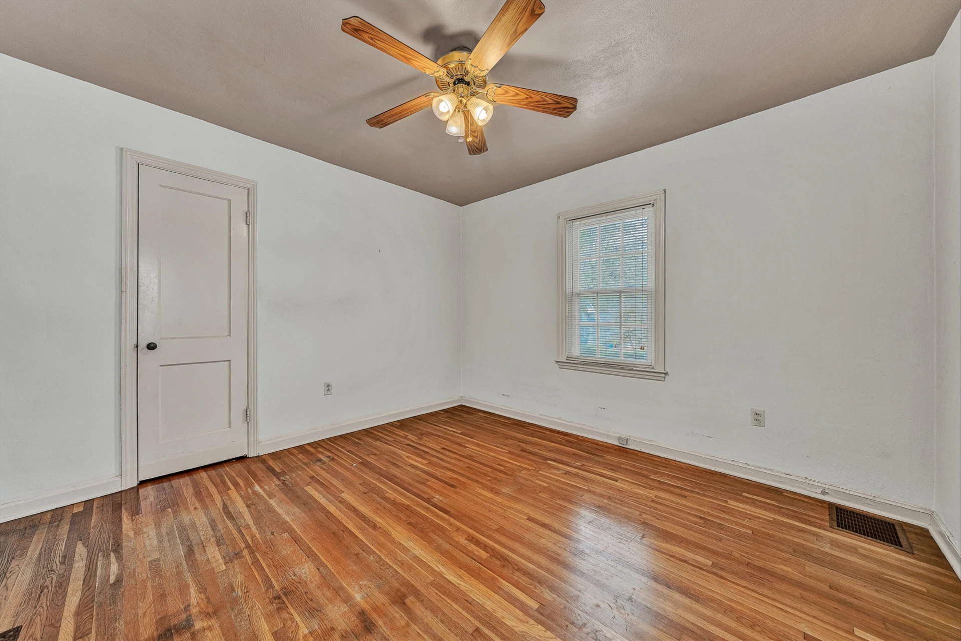2538 Windsor AVE SW - Photo 14