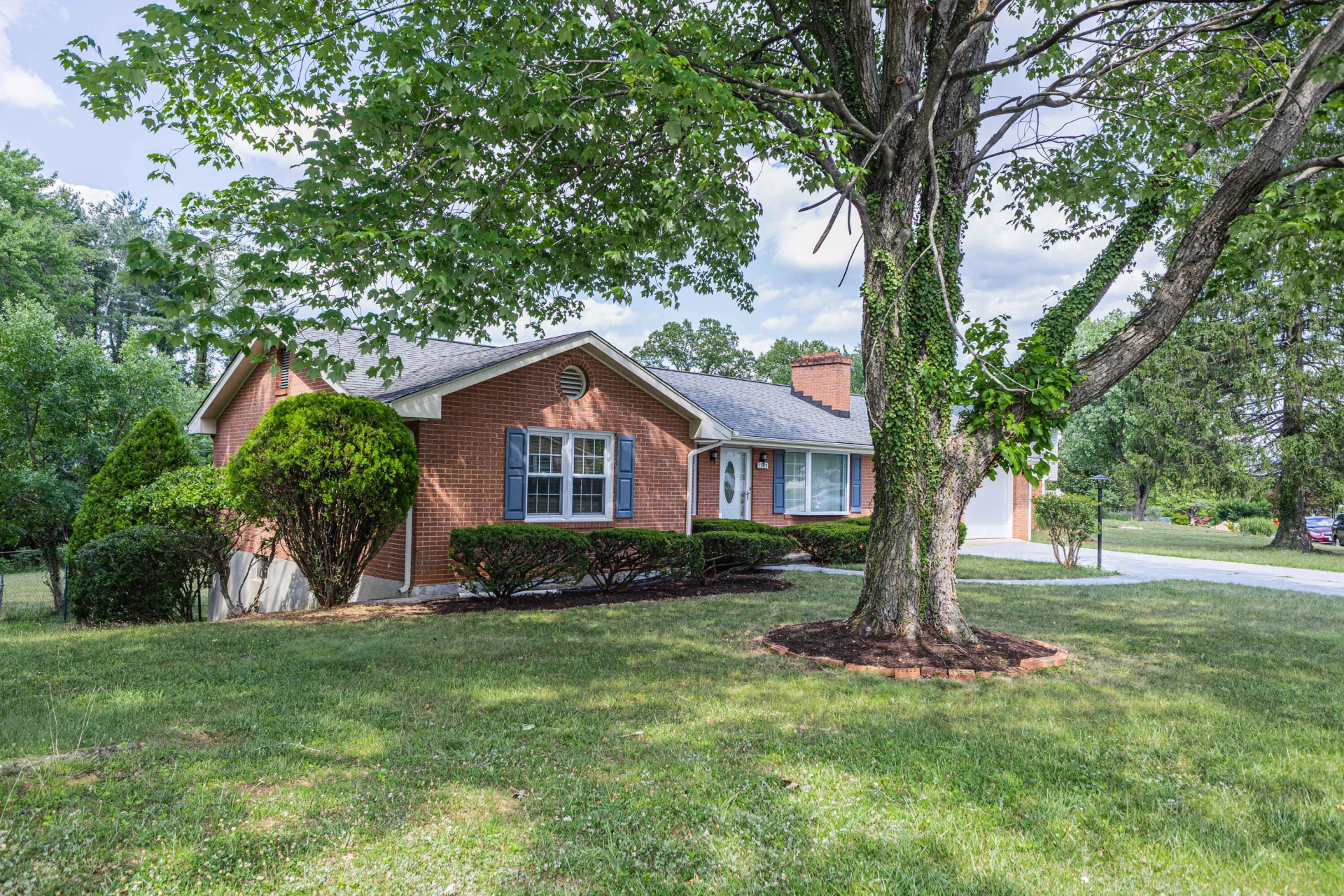 5563 Green Meadow RD - Photo 4