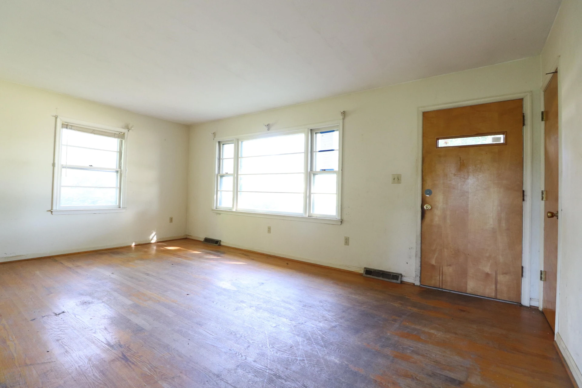 1031 Broadhill DR - Photo 4
