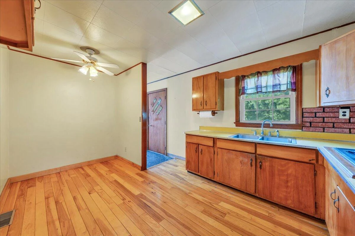 201 Long AVE - Photo 12