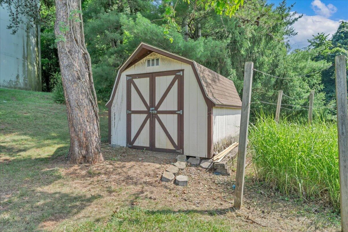201 Long AVE - Photo 29