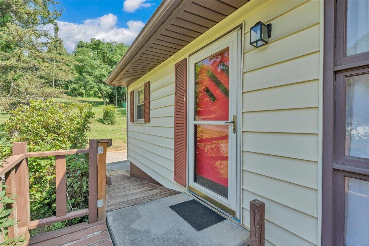 201 Long AVE - Photo 4