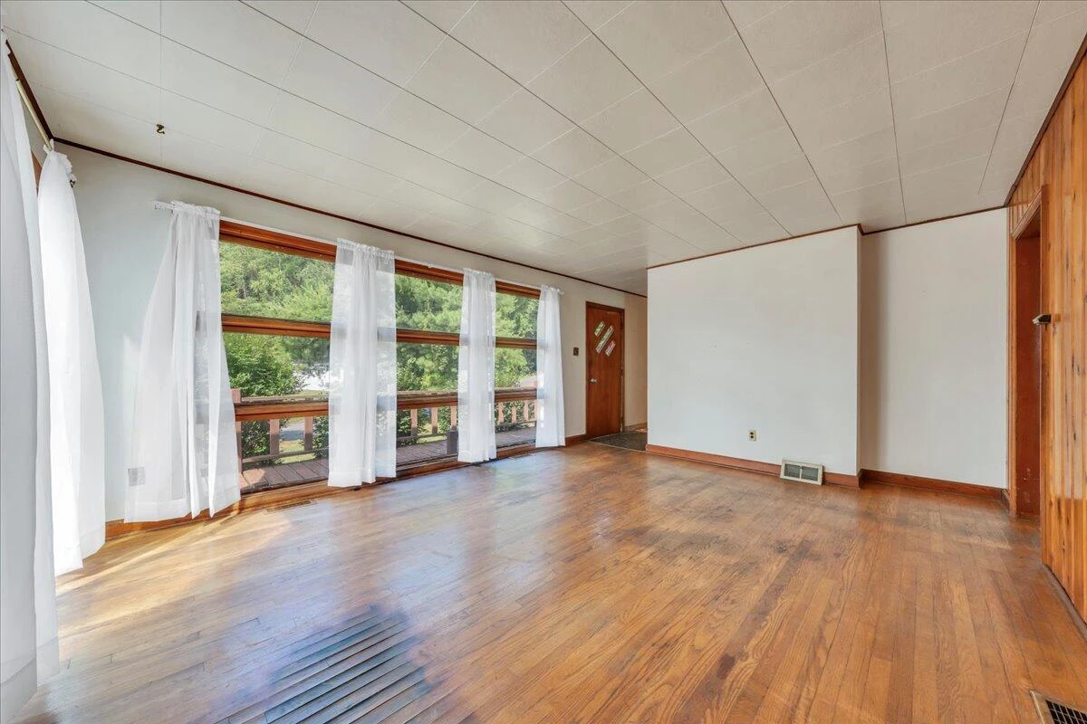 201 Long AVE - Photo 8