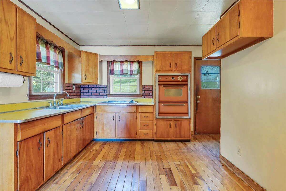 201 Long AVE - Photo 9