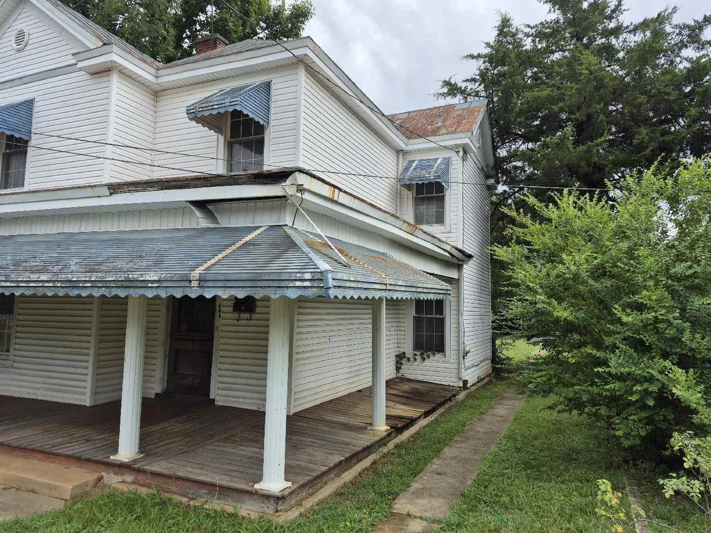 806 Stuart ST - Photo 2