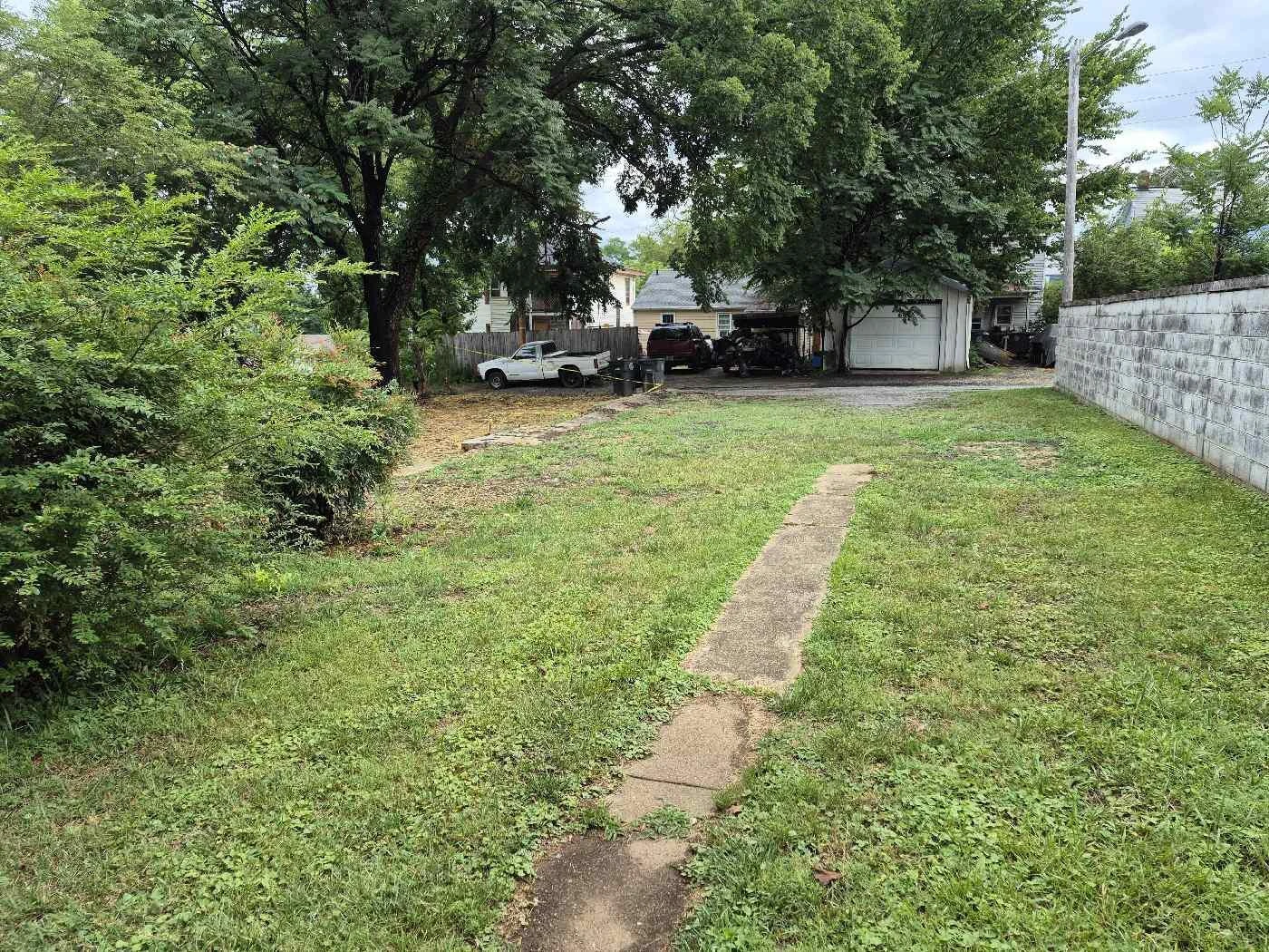 806 Stuart ST - Photo 3