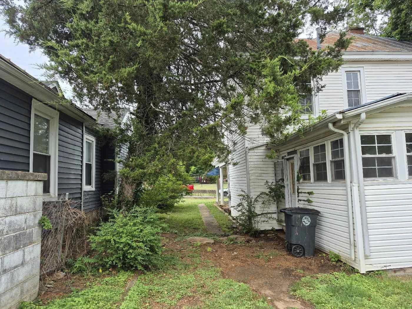 806 Stuart ST - Photo 4