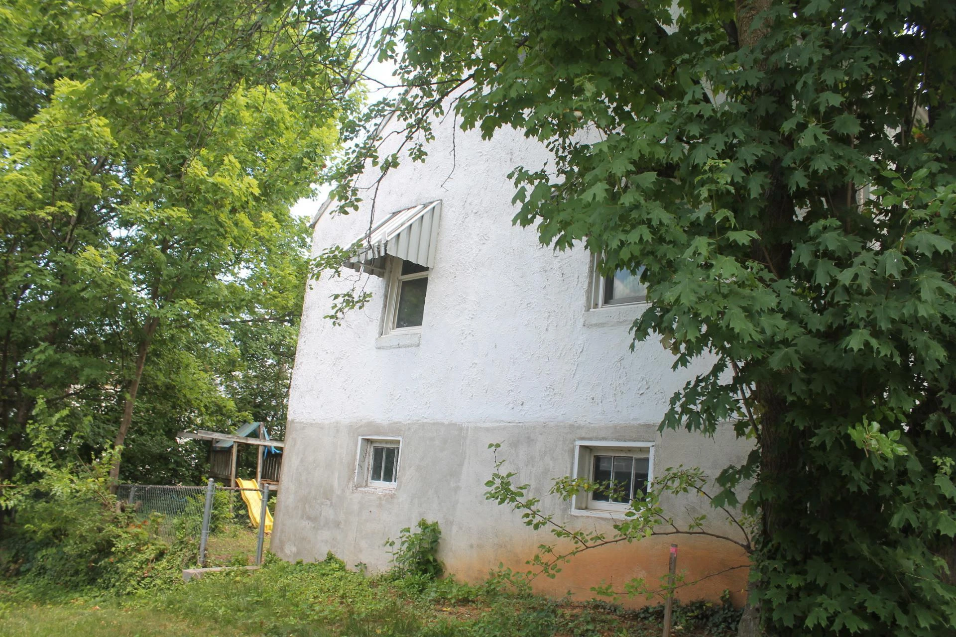 1024 Woodrow AVE SE - Photo 2