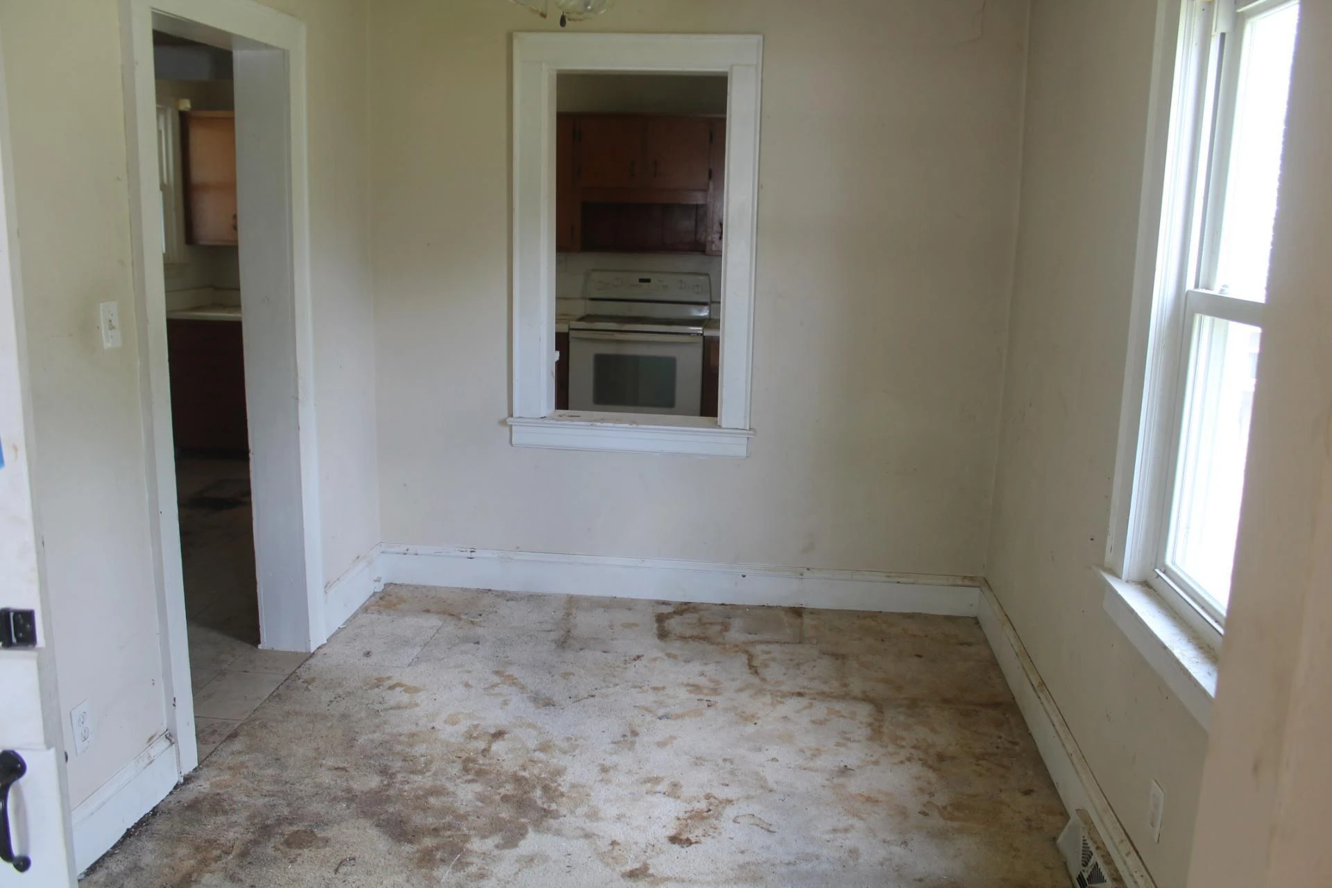 1024 Woodrow AVE SE - Photo 8