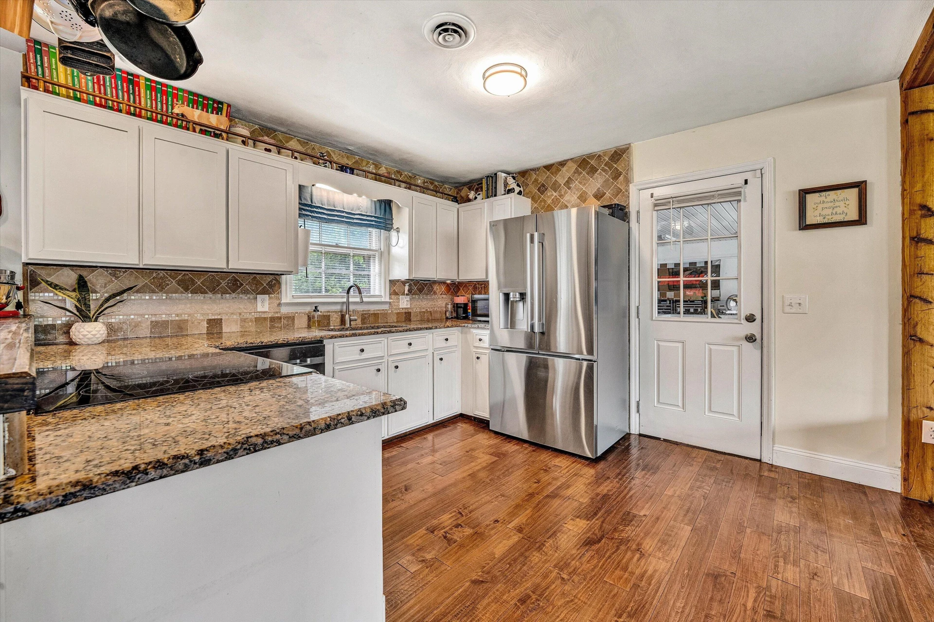 1123 Roundtree DR - Photo 10