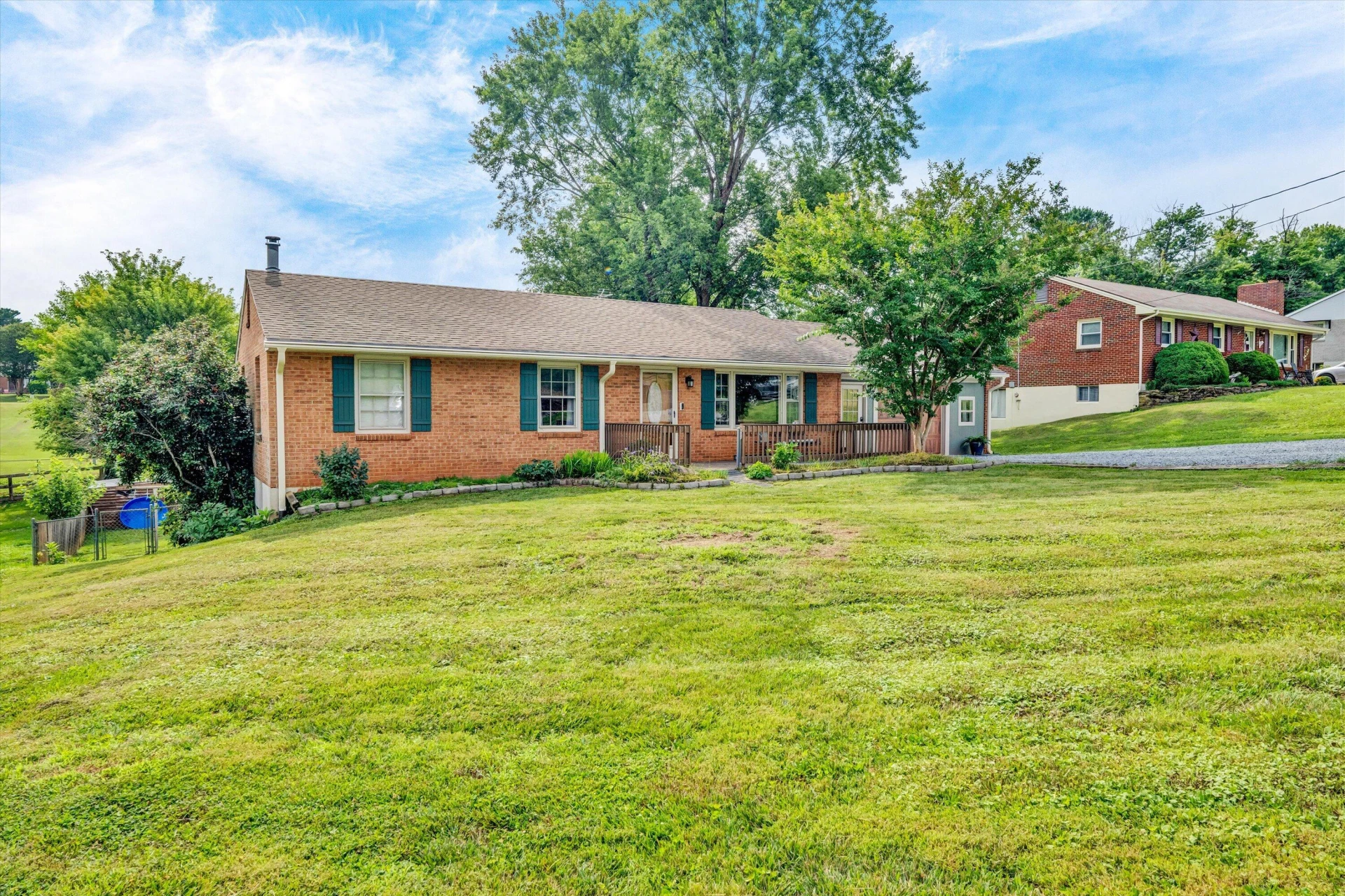 1123 Roundtree DR - Photo 3