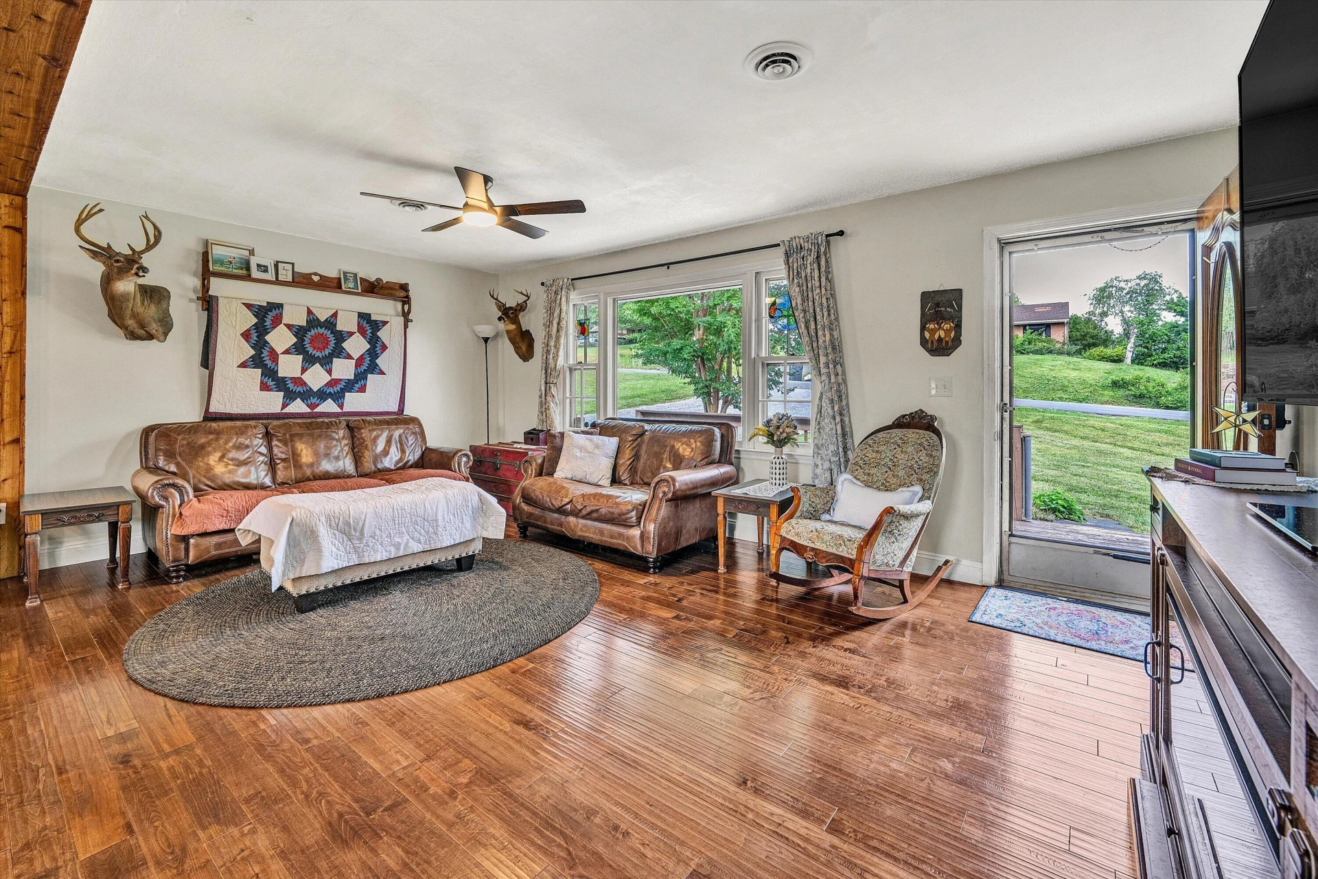 1123 Roundtree DR - Photo 6