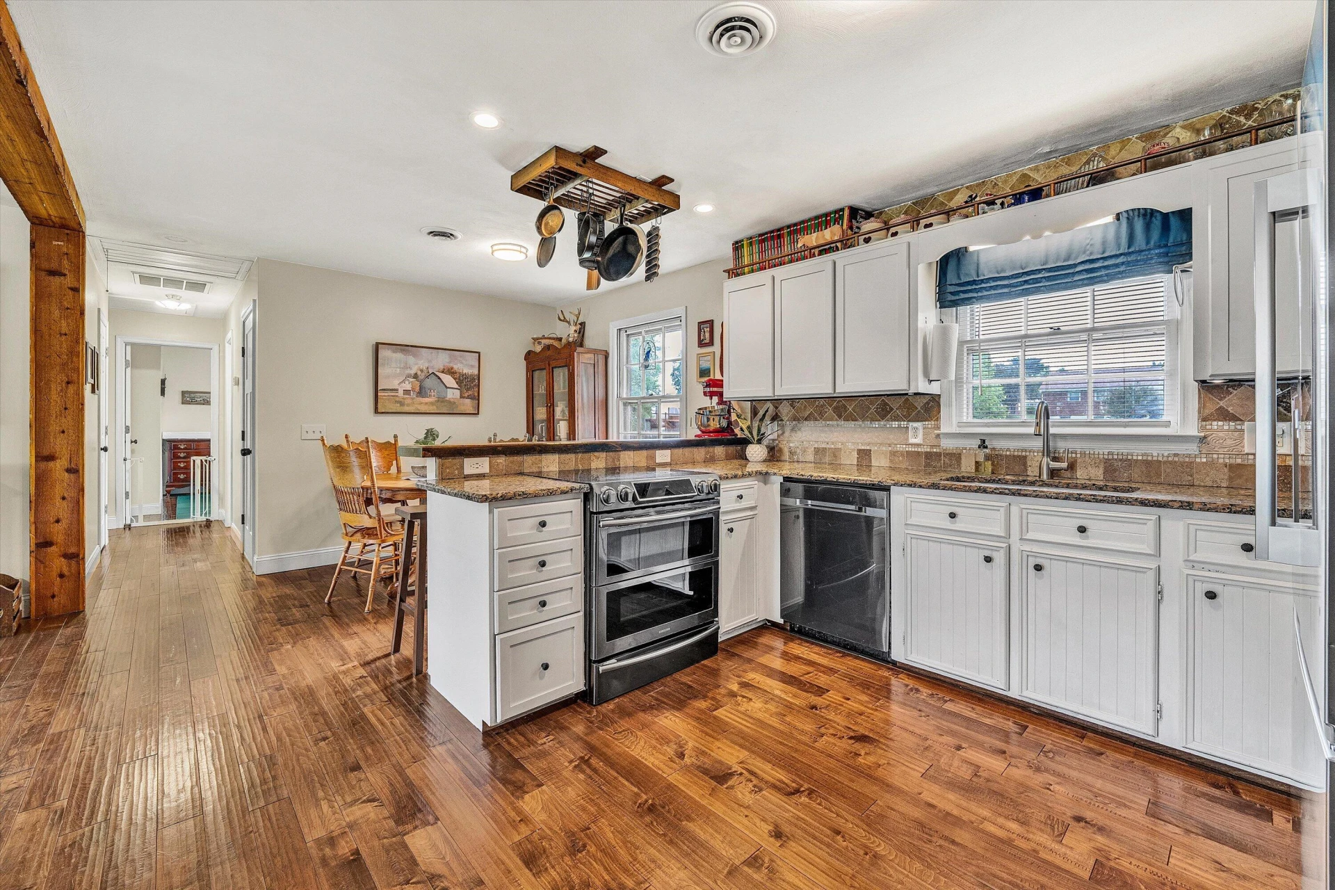 1123 Roundtree DR - Photo 9