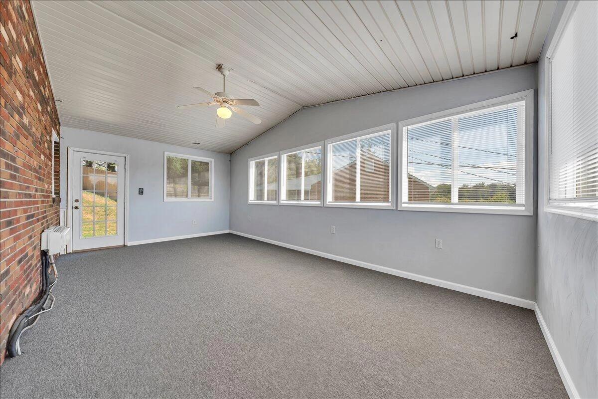 866 Peyton ST - Photo 15