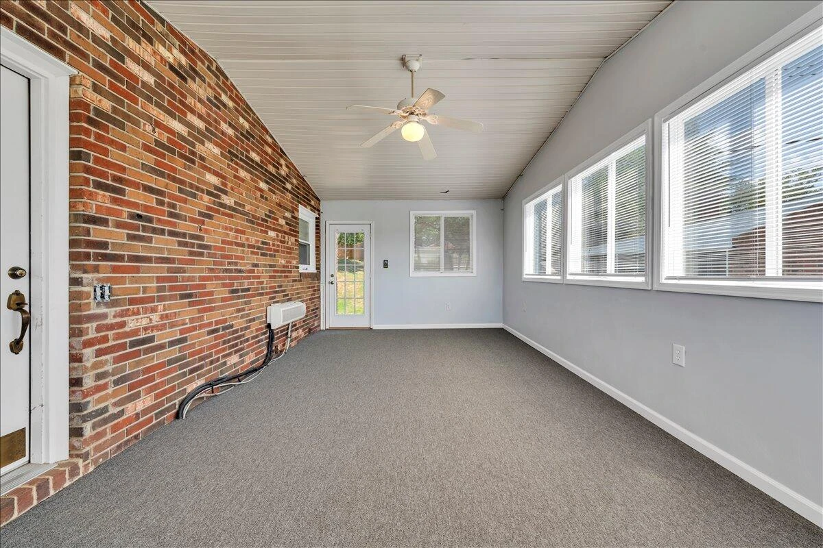 866 Peyton ST - Photo 16