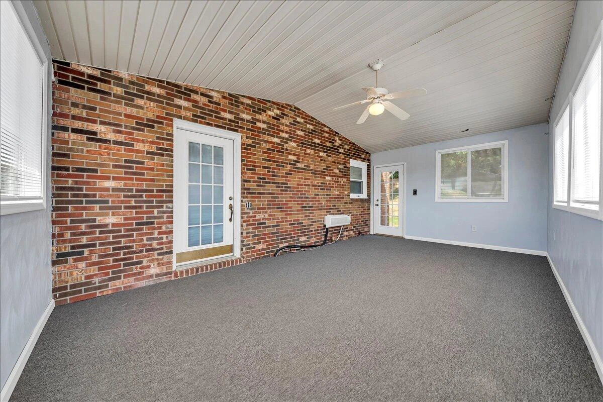 866 Peyton ST - Photo 17