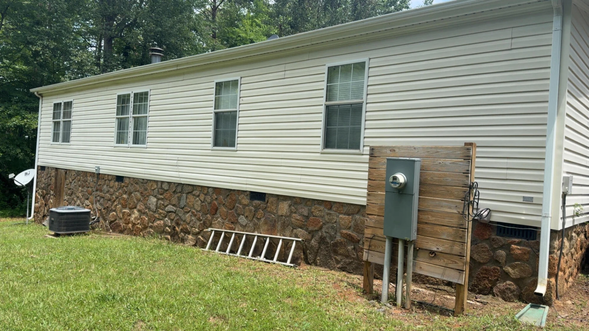 1140 Hayward DR - Photo 4